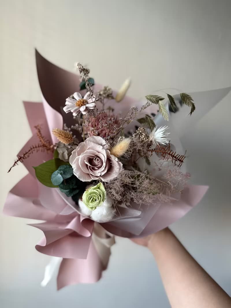 乾燥玫瑰粉綠色花束—艸心永生花