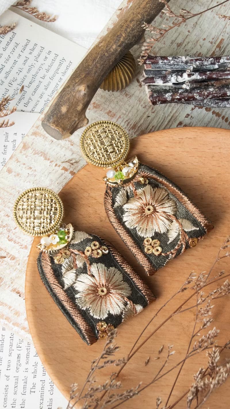 刺繡緞帶耳環 造型鈕扣 法式優雅質感 醫療鋼針 可改耳夾