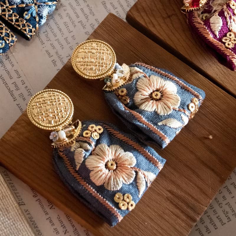 刺繡緞帶耳環 造型鈕扣 法式優雅質感 醫療鋼針 可改耳夾