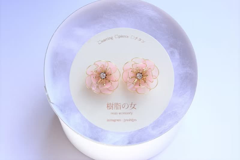 儚い花耳飾り　ピンク色