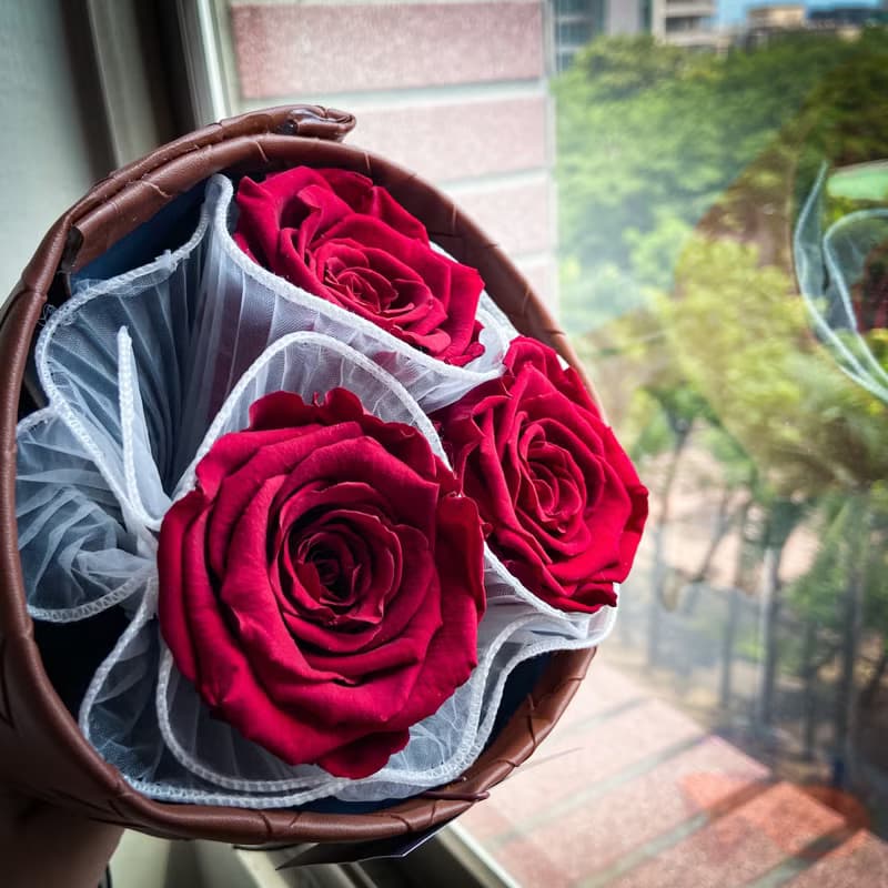 【編織皮革系列】暗黑金屬 永生花束 進口厄瓜多玫瑰