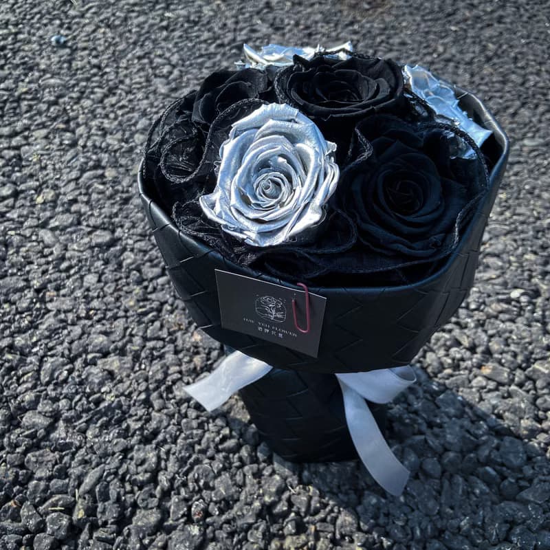 【編織皮革系列】暗黑金屬 永生花束 進口厄瓜多玫瑰