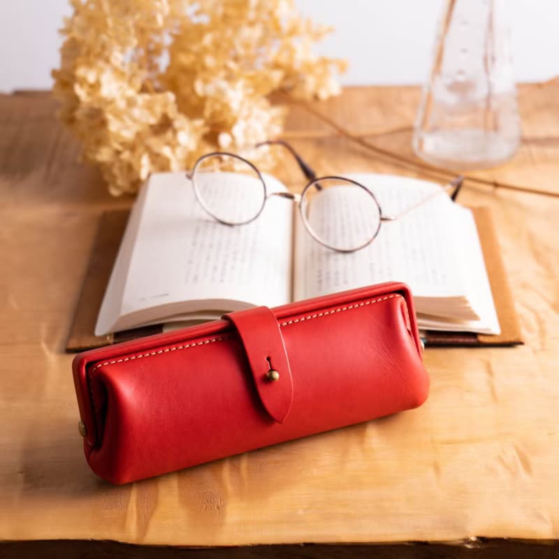 Paka-glass Slim #Red イタリアンレザーの眼鏡ケース【還暦祝】【入学祝】【就職祝】【カスタム可能なギフト】