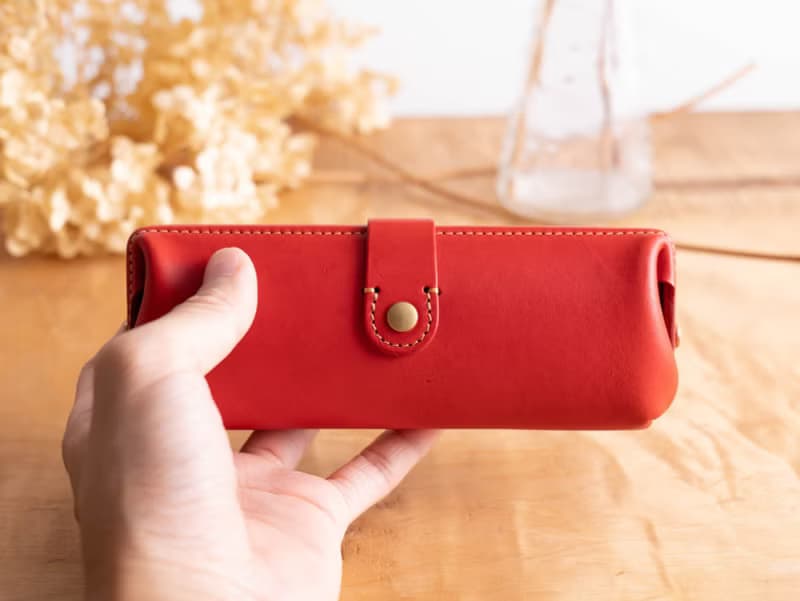 Paka-glass Slim #Red イタリアンレザーの眼鏡ケース【還暦祝】【入学祝】【就職祝】【カスタム可能なギフト】