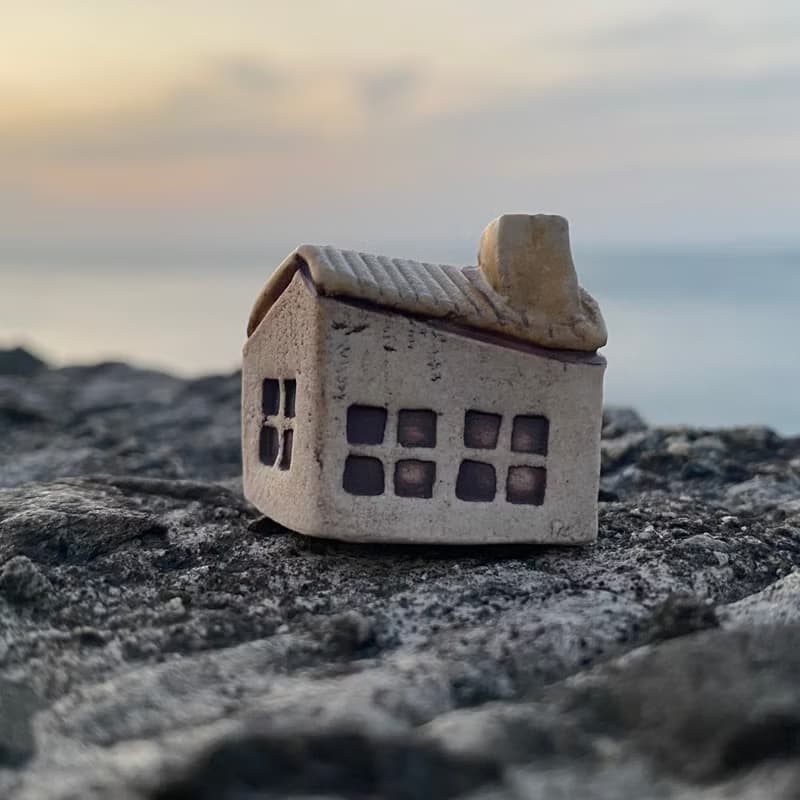 【タケ-TA KE Studio】象牙白屋頂房子。線香座