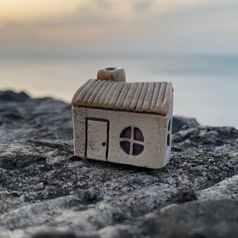 【タケ-TA KE Studio】象牙白屋頂房子。線香座