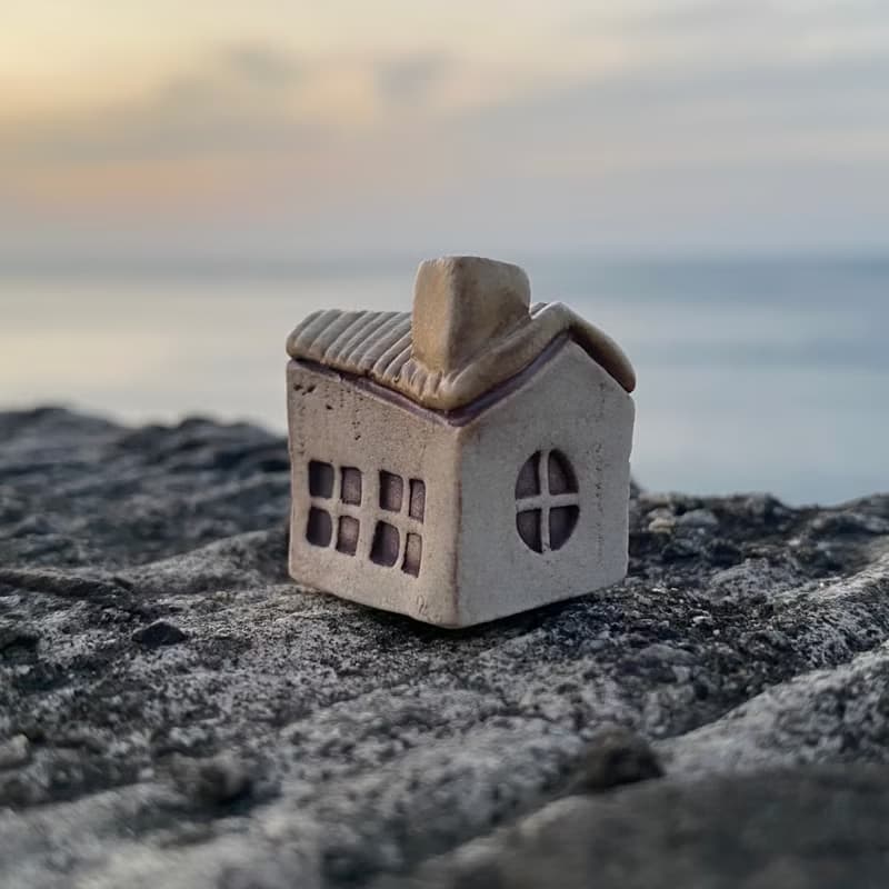 【タケ-TA KE Studio】象牙白屋頂房子。線香座