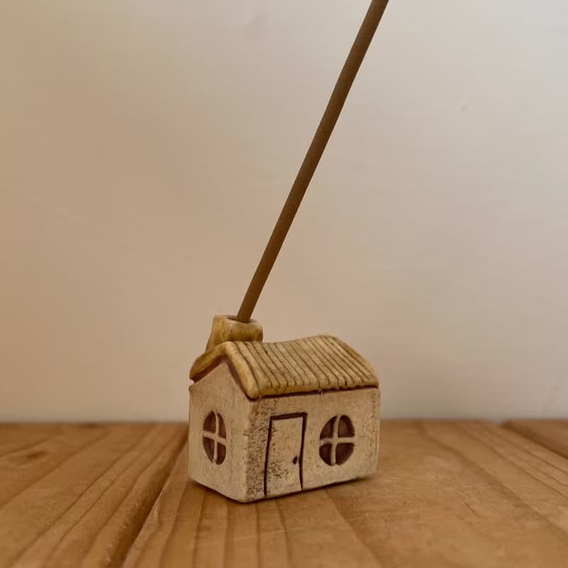 【タケ-TA KE Studio】象牙白屋頂房子。線香座