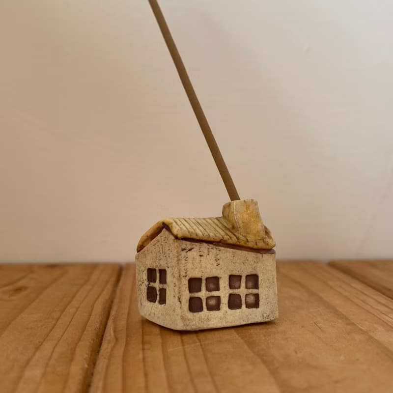 【タケ-TA KE Studio】象牙白屋頂房子。線香座