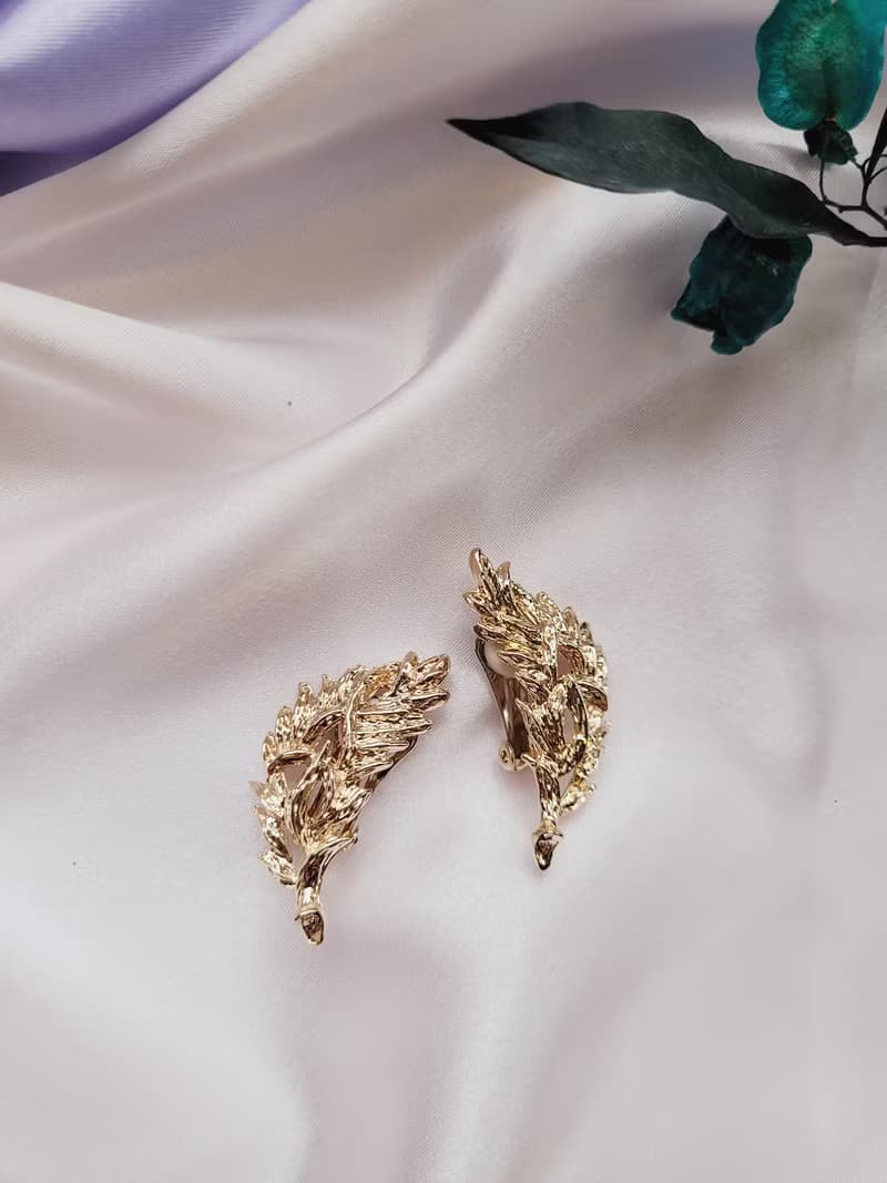 美國西洋古董飾品 / 金色精緻刷紋鏤空 金葉夾式耳環  Vintage復古老件珠寶