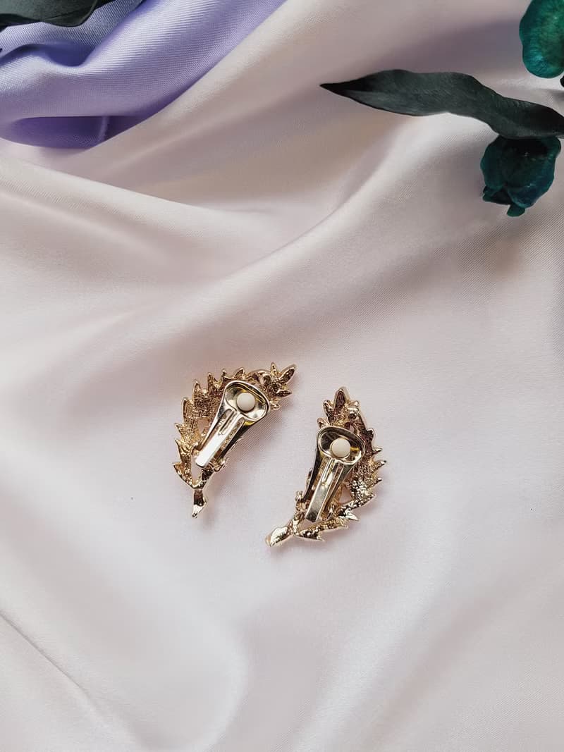 美國西洋古董飾品 / 金色精緻刷紋鏤空 金葉夾式耳環  Vintage復古老件珠寶