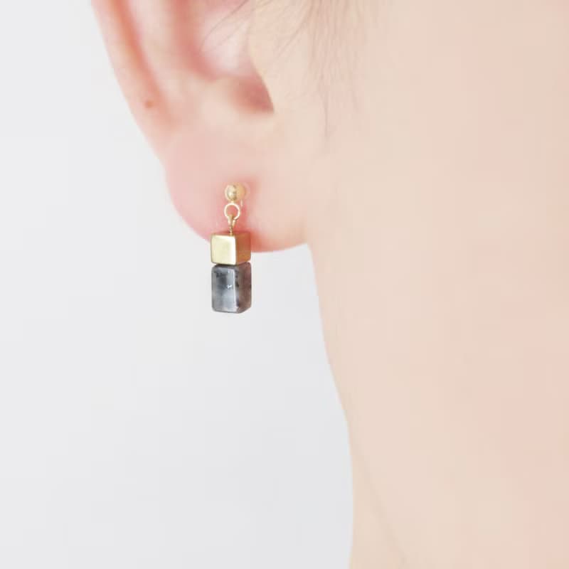 ラルビカイトとヘマタイトのキューブカットピアス・イヤリング