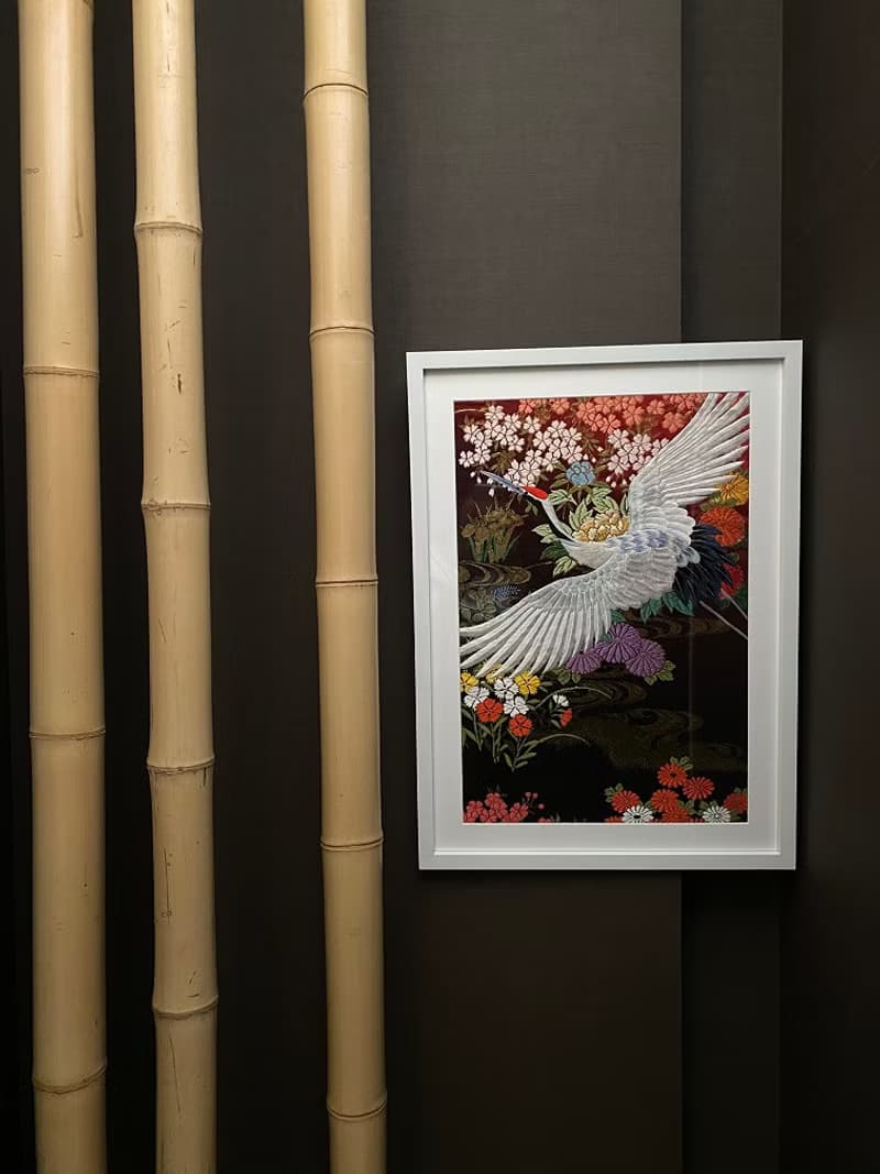 額装97　刺繍着物 鶴 和モダン 和風インテリア プレゼント 結婚祝 新築祝 長寿祝 縁起物 額装インテリア made in japan