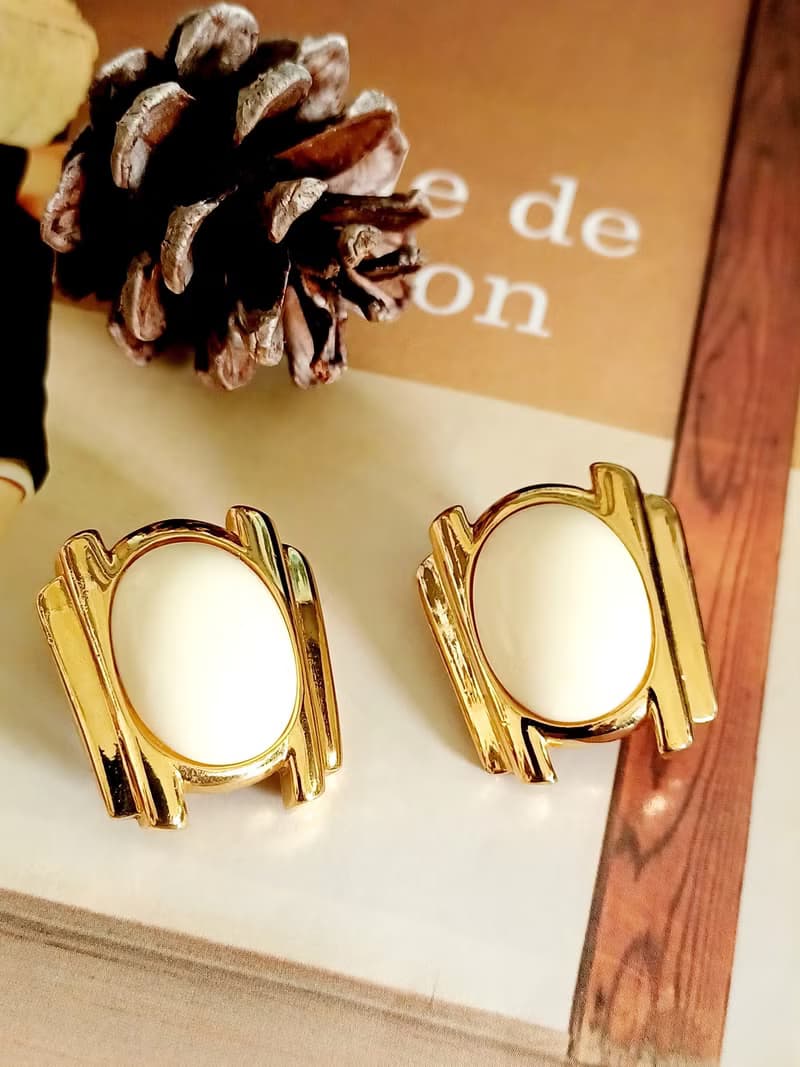 vintage jewelry Trifari 金框橢圓白色賽珞珞 夾式耳環