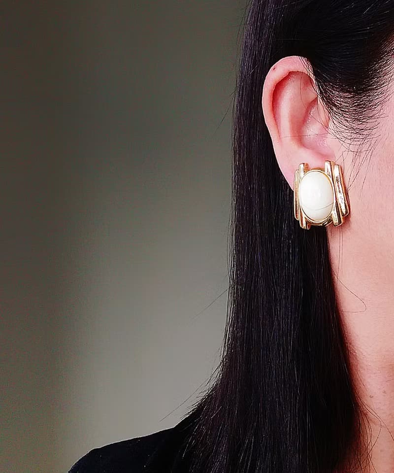 vintage jewelry Trifari 金框橢圓白色賽珞珞 夾式耳環