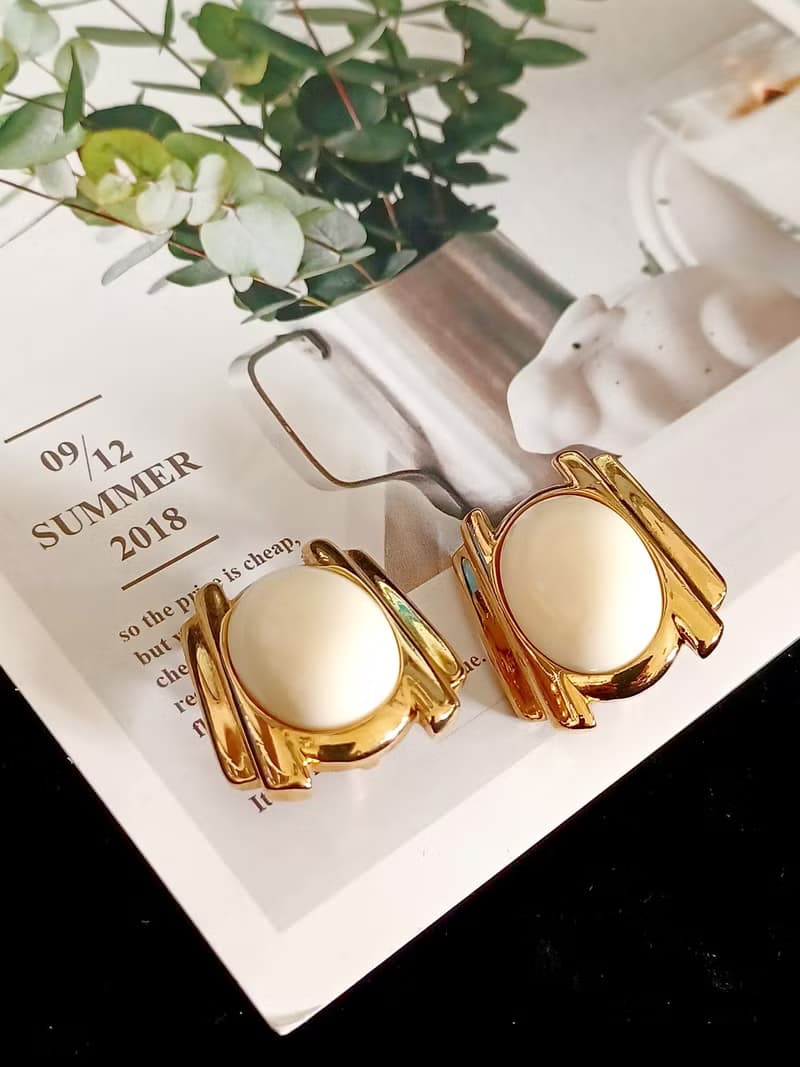vintage jewelry Trifari 金框橢圓白色賽珞珞 夾式耳環