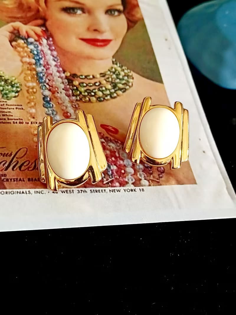vintage jewelry Trifari 金框橢圓白色賽珞珞 夾式耳環