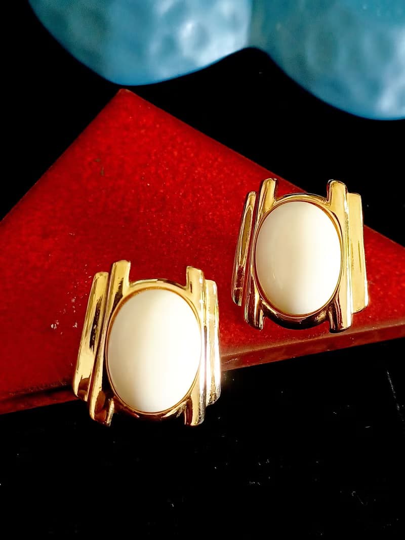 vintage jewelry Trifari 金框橢圓白色賽珞珞 夾式耳環