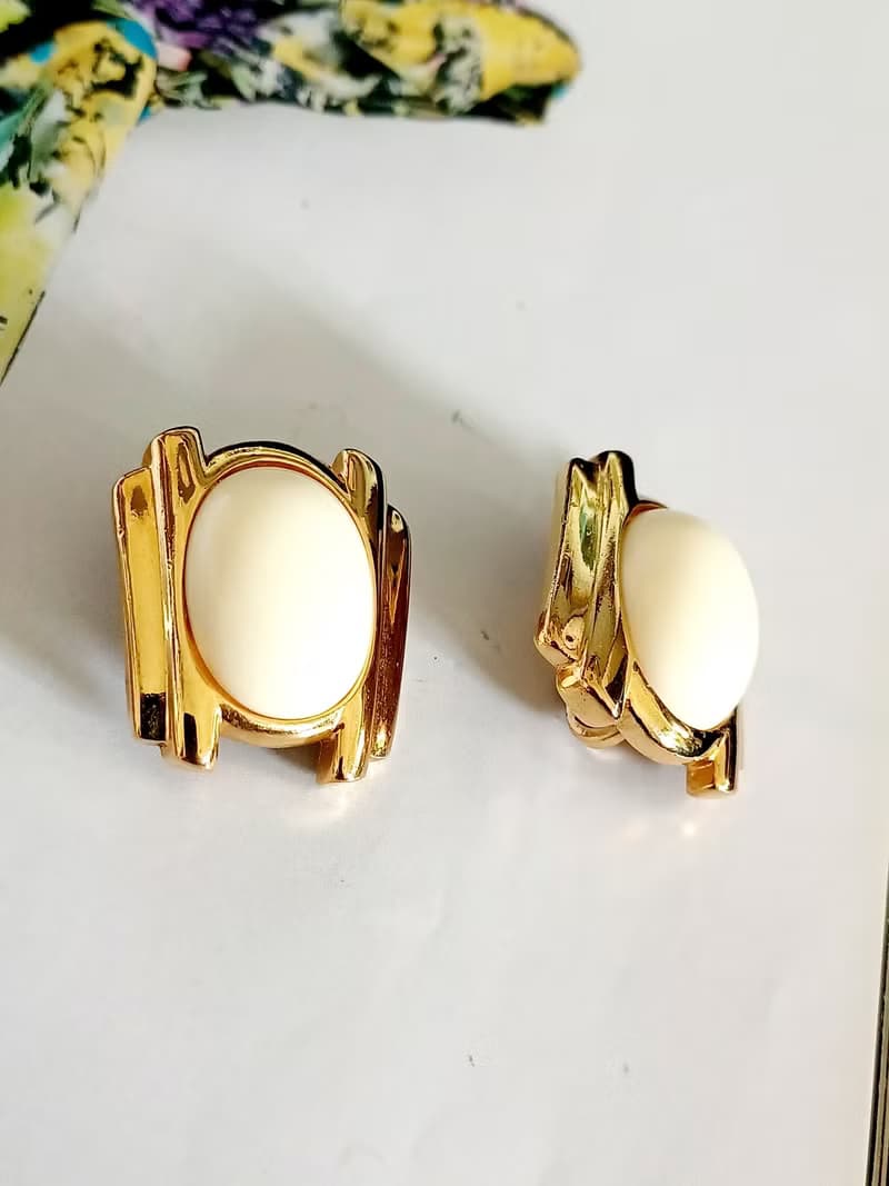 vintage jewelry Trifari 金框橢圓白色賽珞珞 夾式耳環