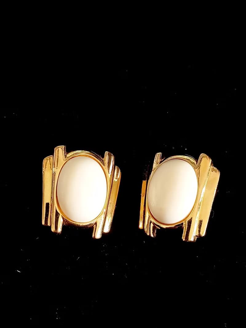 vintage jewelry Trifari 金框橢圓白色賽珞珞 夾式耳環