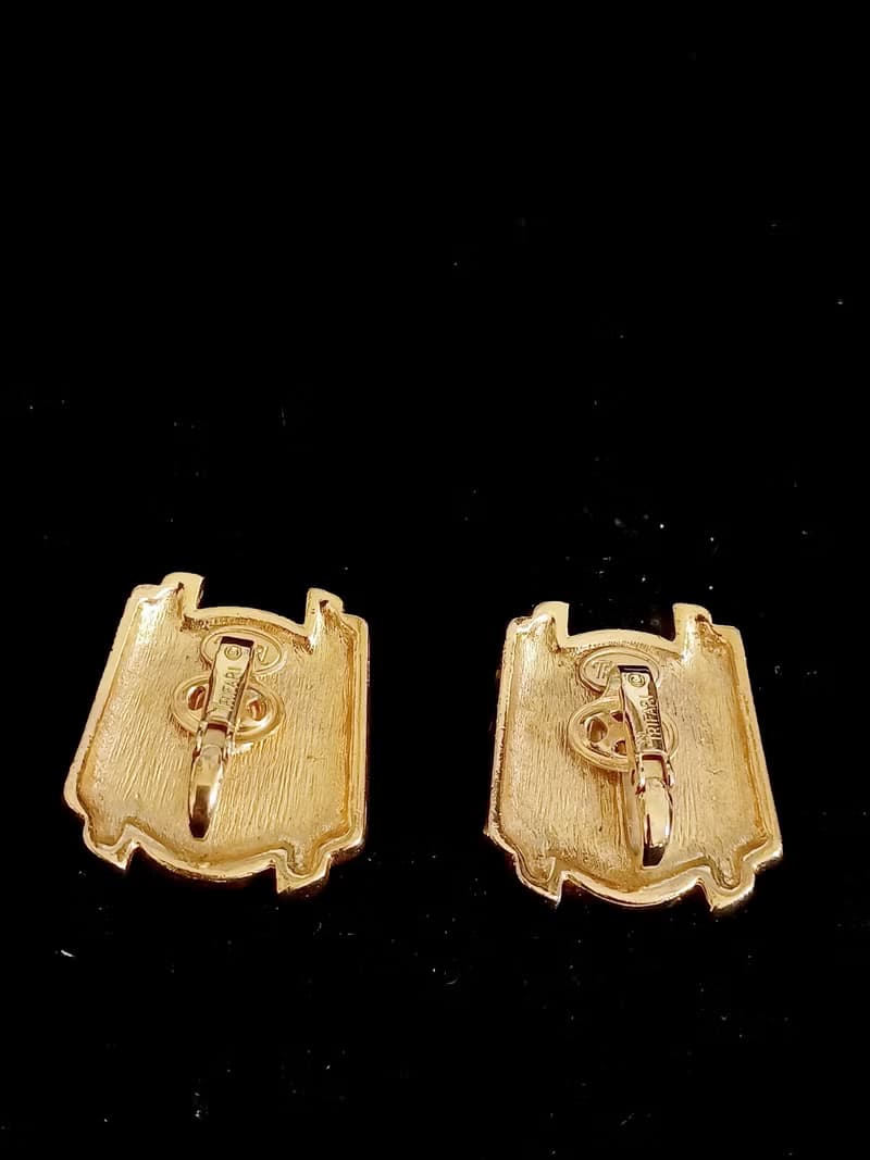 vintage jewelry Trifari 金框橢圓白色賽珞珞 夾式耳環