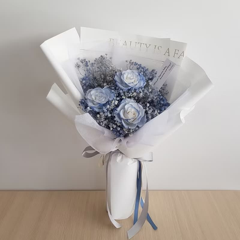 永生花+乾燥花│碎冰藍玫瑰永生花+乾燥滿天星│情人節 畢業花束