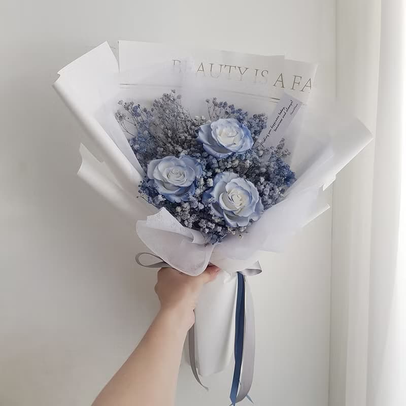 永生花+乾燥花│碎冰藍玫瑰永生花+乾燥滿天星│情人節 畢業花束