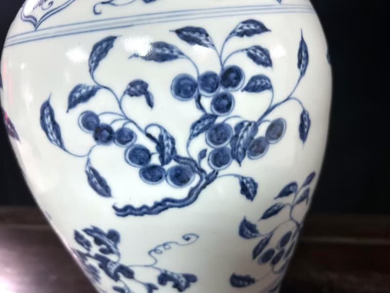 青花折枝花果紋梅瓶