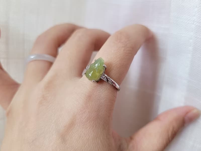 【親翠】天然翡翠 冰茶黃精雕招財貔貅不封底鑲鋯石簡單銀戒