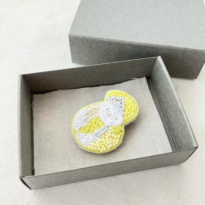 Brooch/手刺繍/2024黄001/ 箱入 1点もの/
