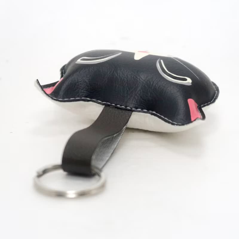 【雙11折扣】Smiling Black Cat keychain, gift for animal lovers add charm to your bag.