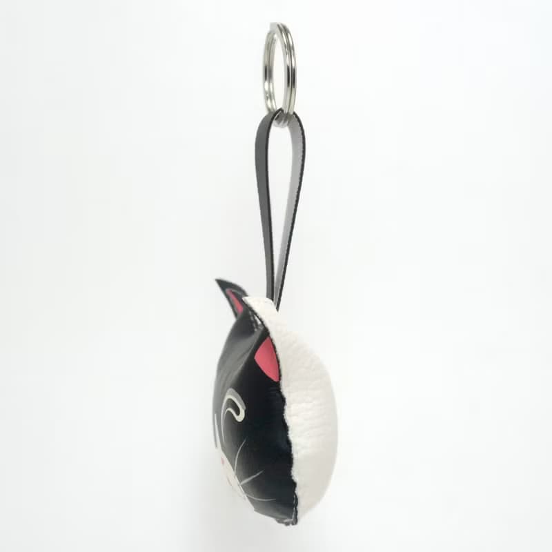 【雙11折扣】Smiling Black Cat keychain, gift for animal lovers add charm to your bag.