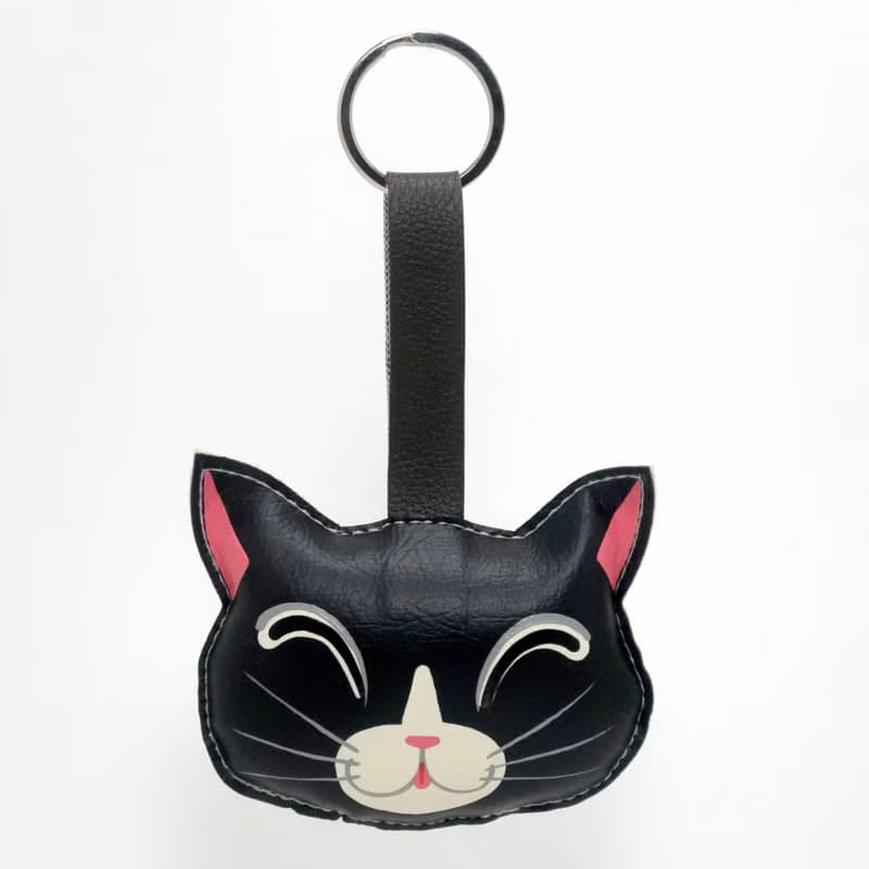 【雙11折扣】Smiling Black Cat keychain, gift for animal lovers add charm to your bag.