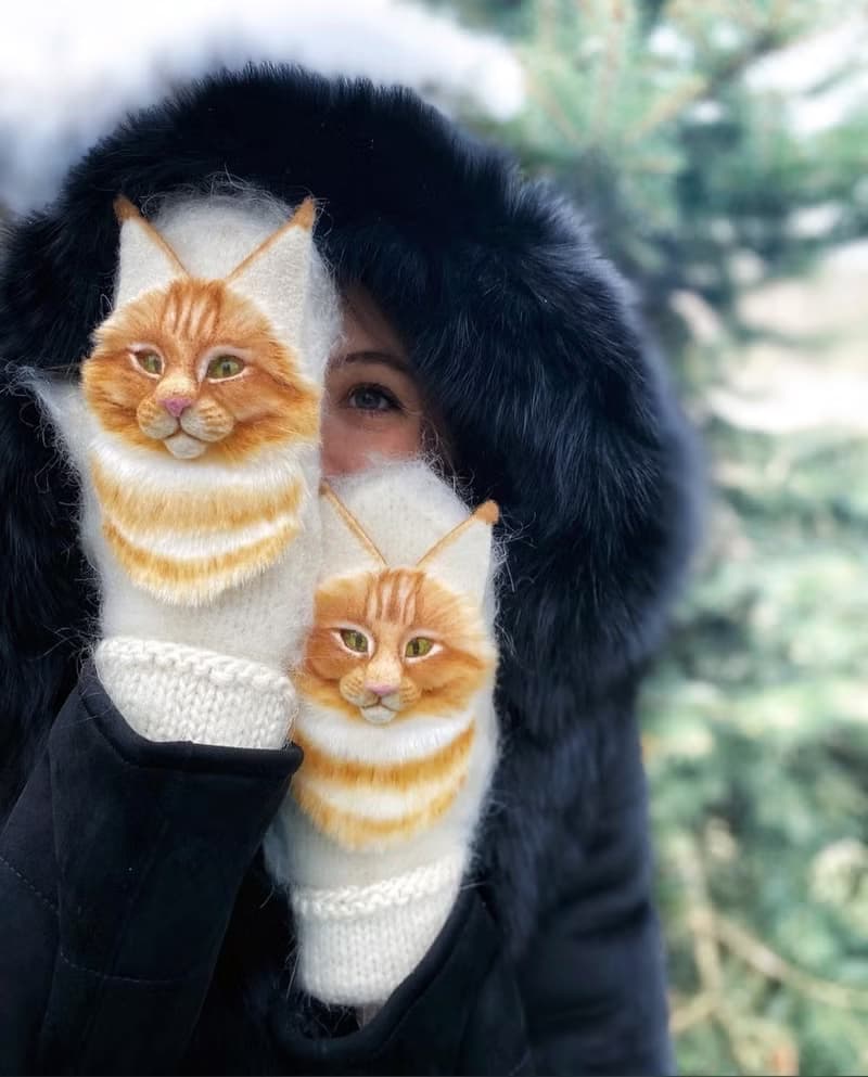 独特的手工猫头鹰连指手套。 温暖的羊毛妇女连指手套与猫头鹰。