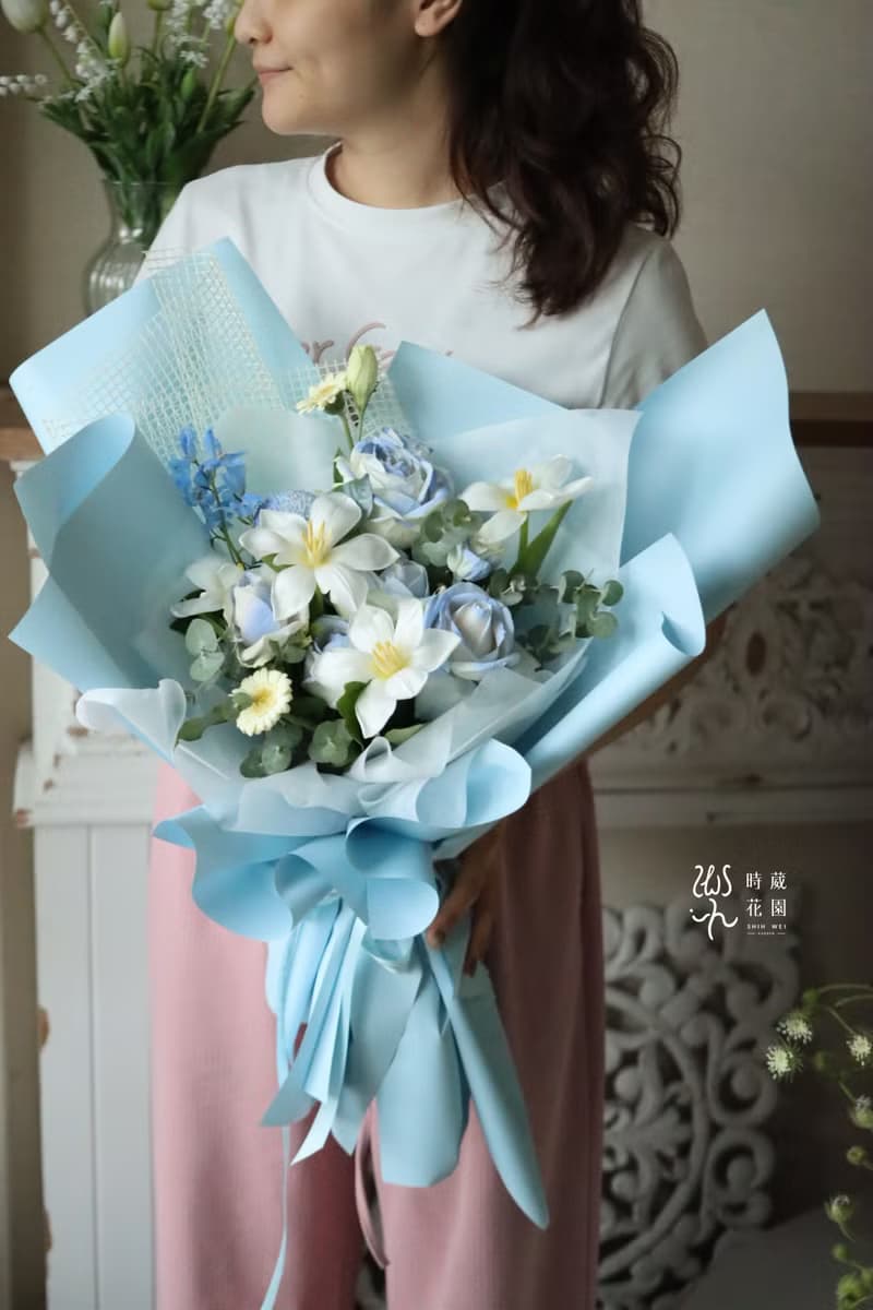 天藍清透  鬱金香 藍玫瑰 非洲菊 鮮花花束/限台中地區