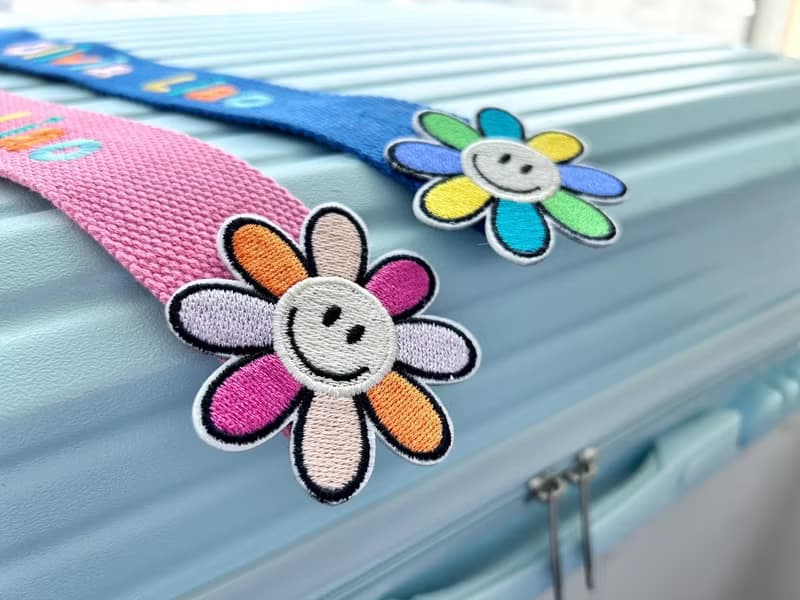 個人化全彩姓名刺繡行李飄帶-燦笑花朵款(彩瓣)