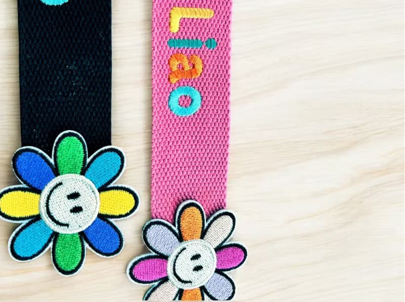 個人化全彩姓名刺繡行李飄帶-燦笑花朵款(彩瓣)