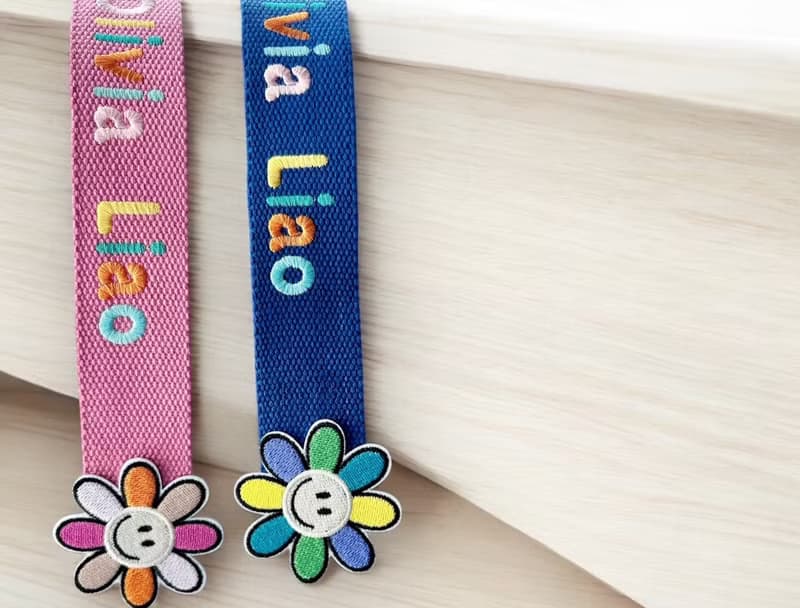 個人化全彩姓名刺繡行李飄帶-燦笑花朵款(彩瓣)