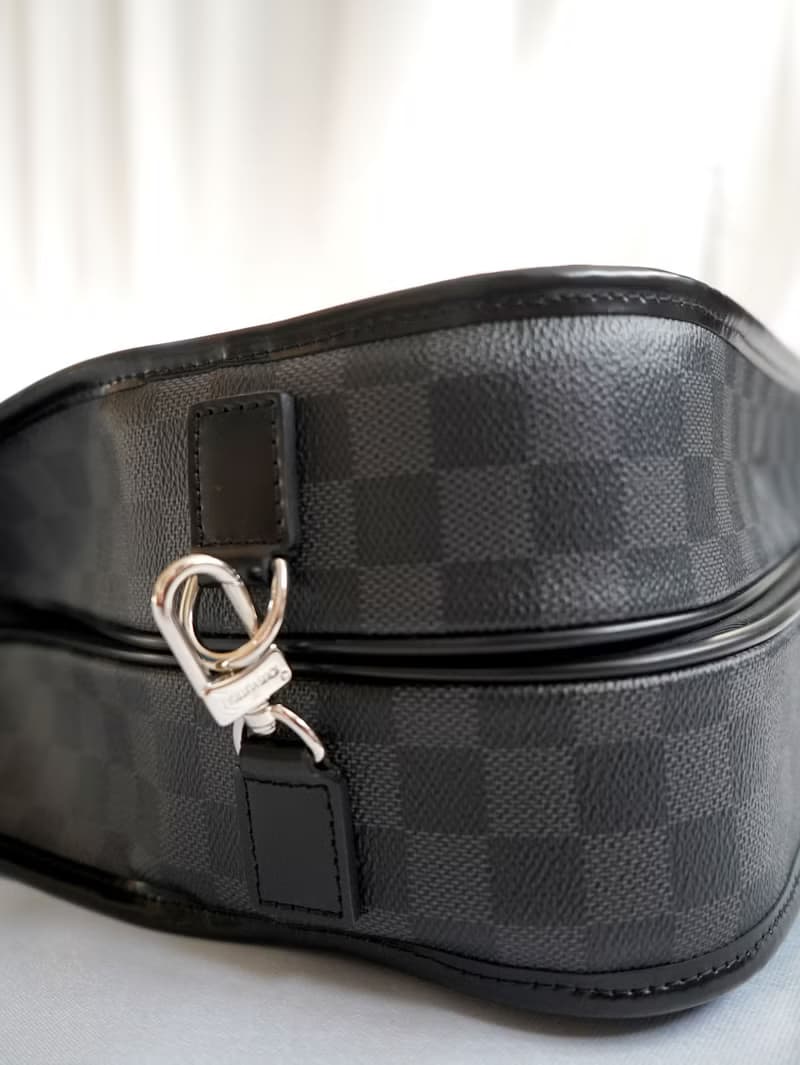 法國奢侈名牌Louis Vuitton黑灰LV monogram格仔圖案掛衣服旅行袋