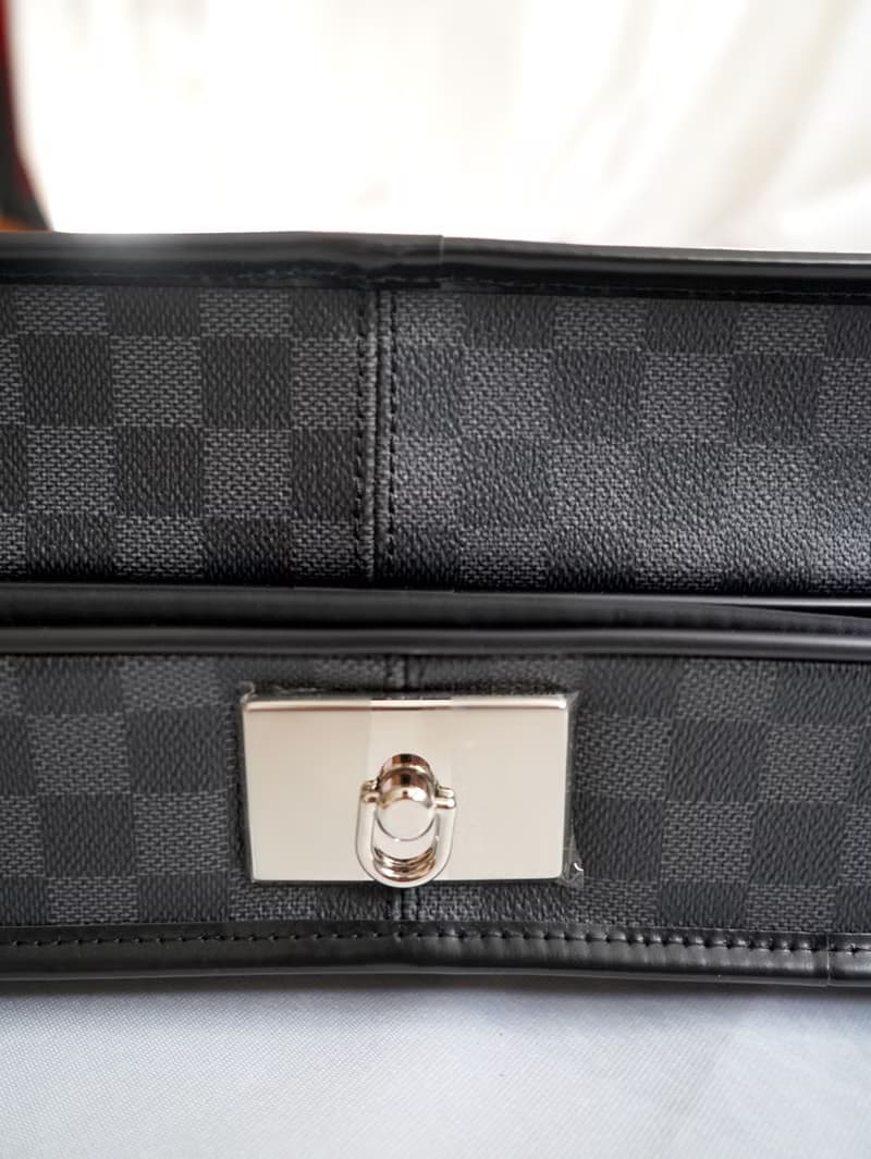 法國奢侈名牌Louis Vuitton黑灰LV monogram格仔圖案掛衣服旅行袋