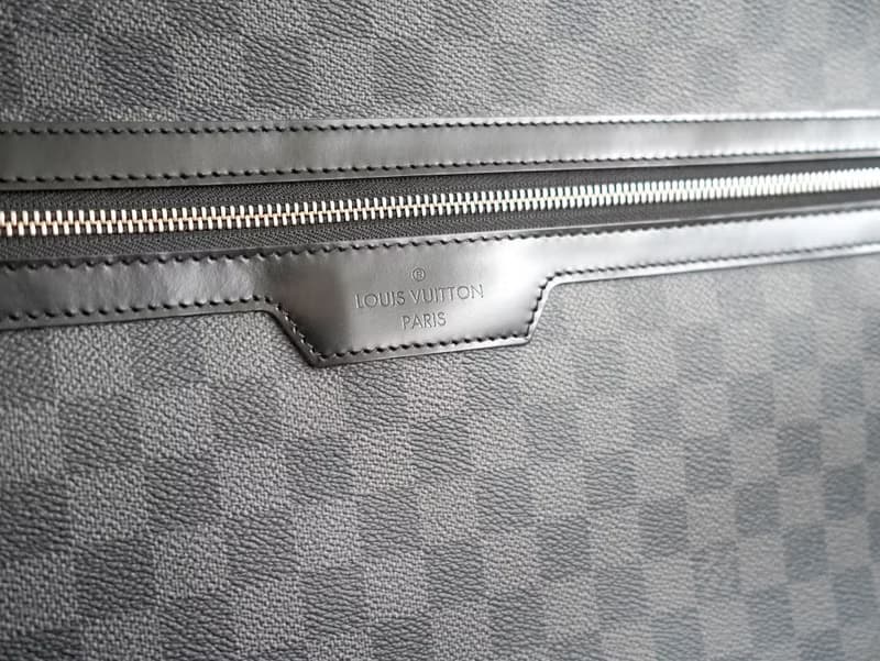 法國奢侈名牌Louis Vuitton黑灰LV monogram格仔圖案掛衣服旅行袋