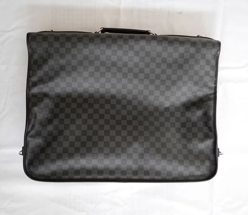 法國奢侈名牌Louis Vuitton黑灰LV monogram格仔圖案掛衣服旅行袋