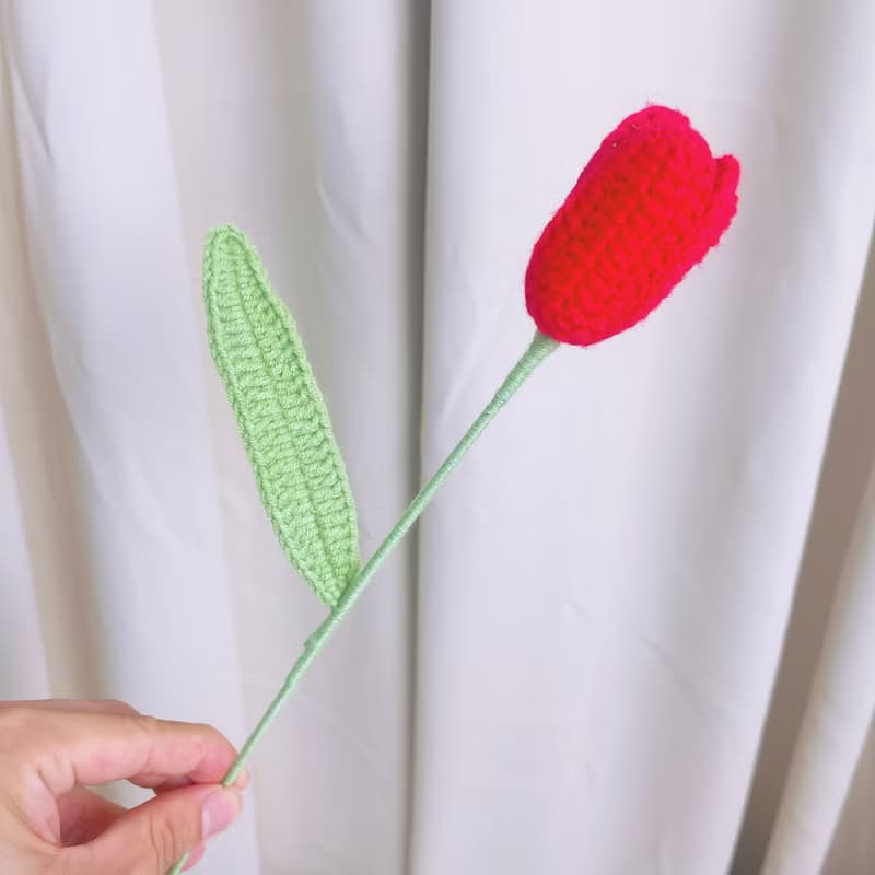 2025母親節花束Crimson Harmony - 手工針織花卉花束 - 生動紅白