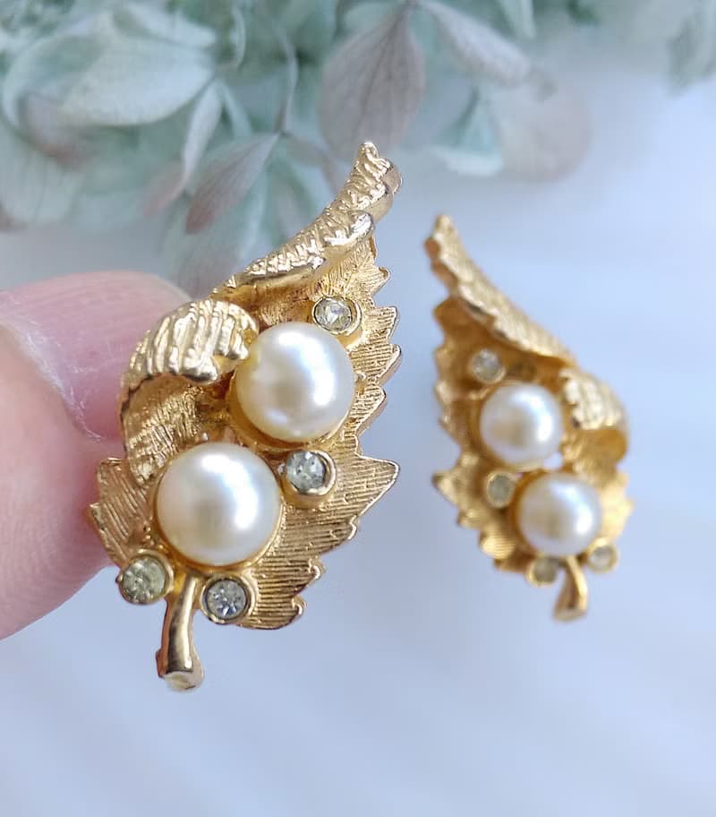 Vintage Jewelry 西洋古董飾品 金色調 捲葉珠 栓式耳環