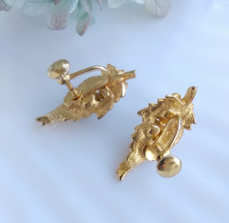 Vintage Jewelry 西洋古董飾品 金色調 捲葉珠 栓式耳環