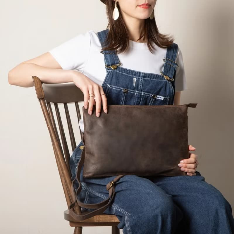 單肩包 手拿包 簡約風 附肩帶 可收納MacBook 咖啡色