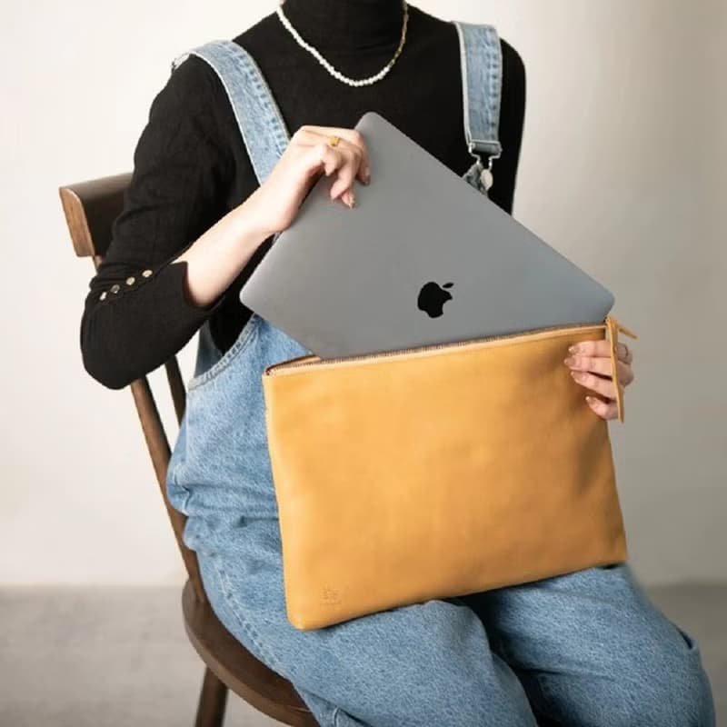 單肩包 手拿包 簡約風 附肩帶 可收納MacBook 咖啡色
