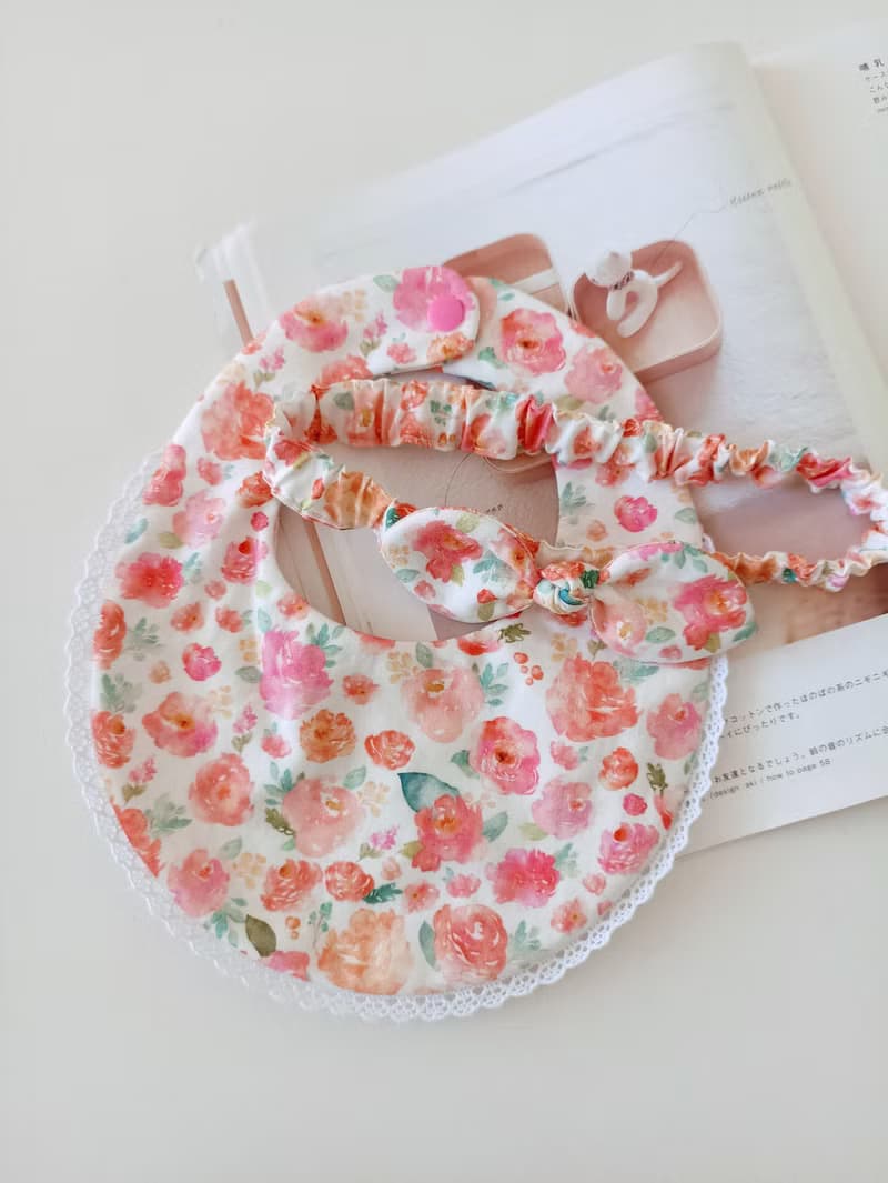 【11/14後出貨】水彩花 棉蕾絲圍兜 小扭結髮帶 彌月禮物 嬰兒髮