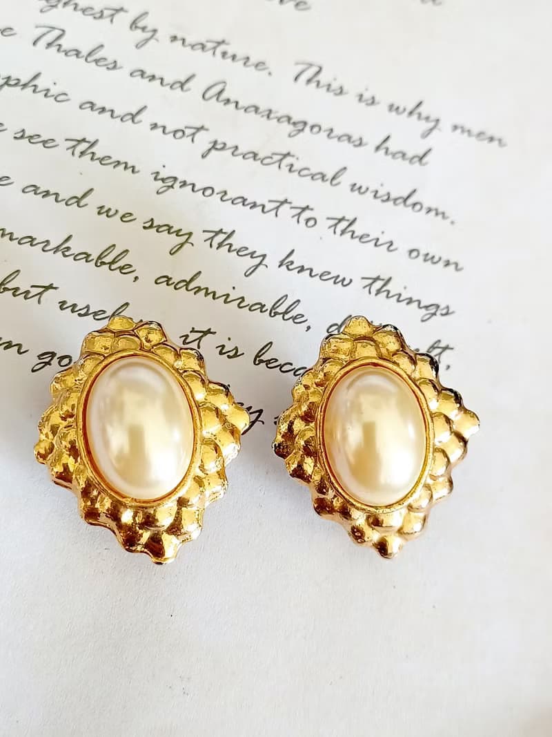 vintage jewelry  典雅華麗仿珠徽紋 夾式耳環