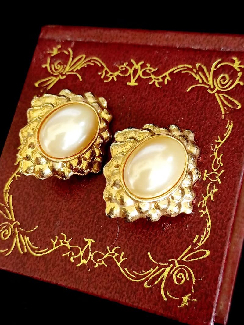 vintage jewelry  典雅華麗仿珠徽紋 夾式耳環